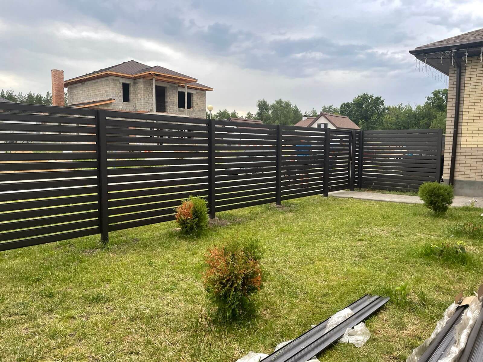 Забор из металлического планкена RAL8019 МАТТЕ фото2 в Астрахани