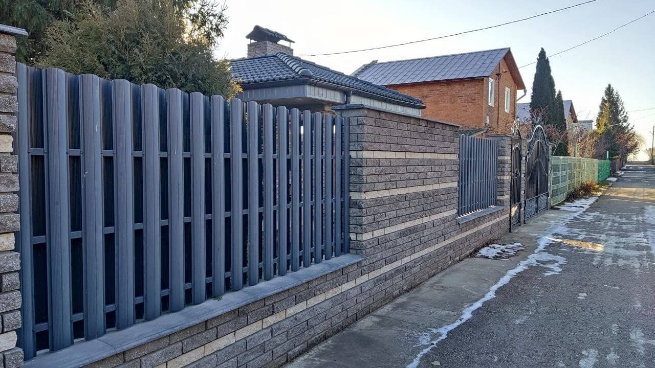 забор из штакетника RAL7024/7024 Серый графит двусторонний фото1 в Астрахани