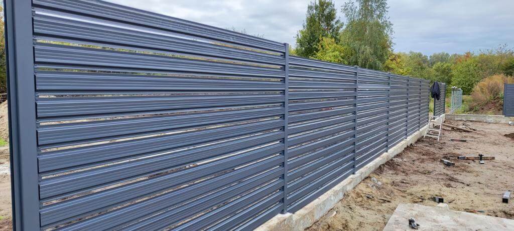 забор из штакетника ral7024/7024 серый графит двусторонний фото8 в Астрахани