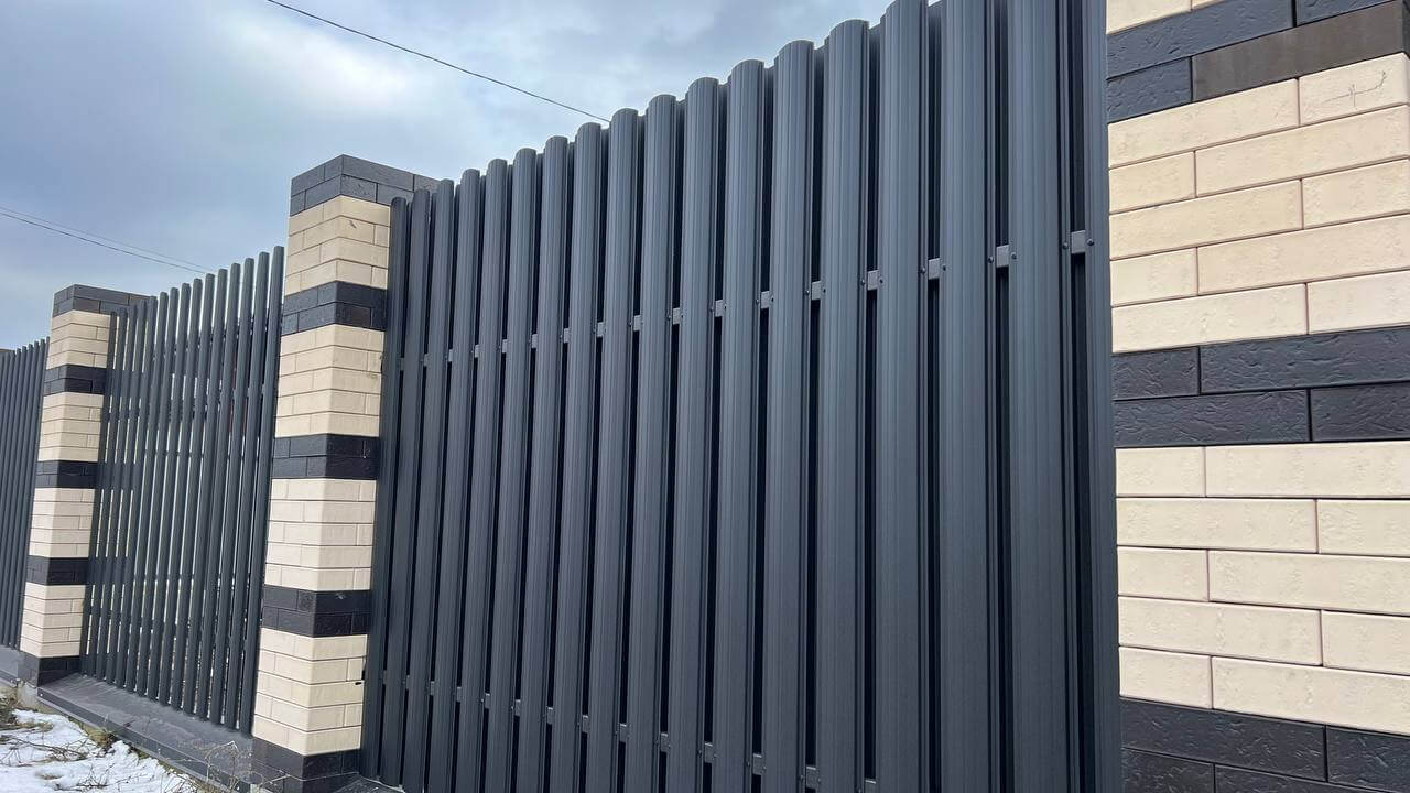 Забор из металлического штакетника RAL9005 Черный МАТТЕ фото 4 в Астрахани