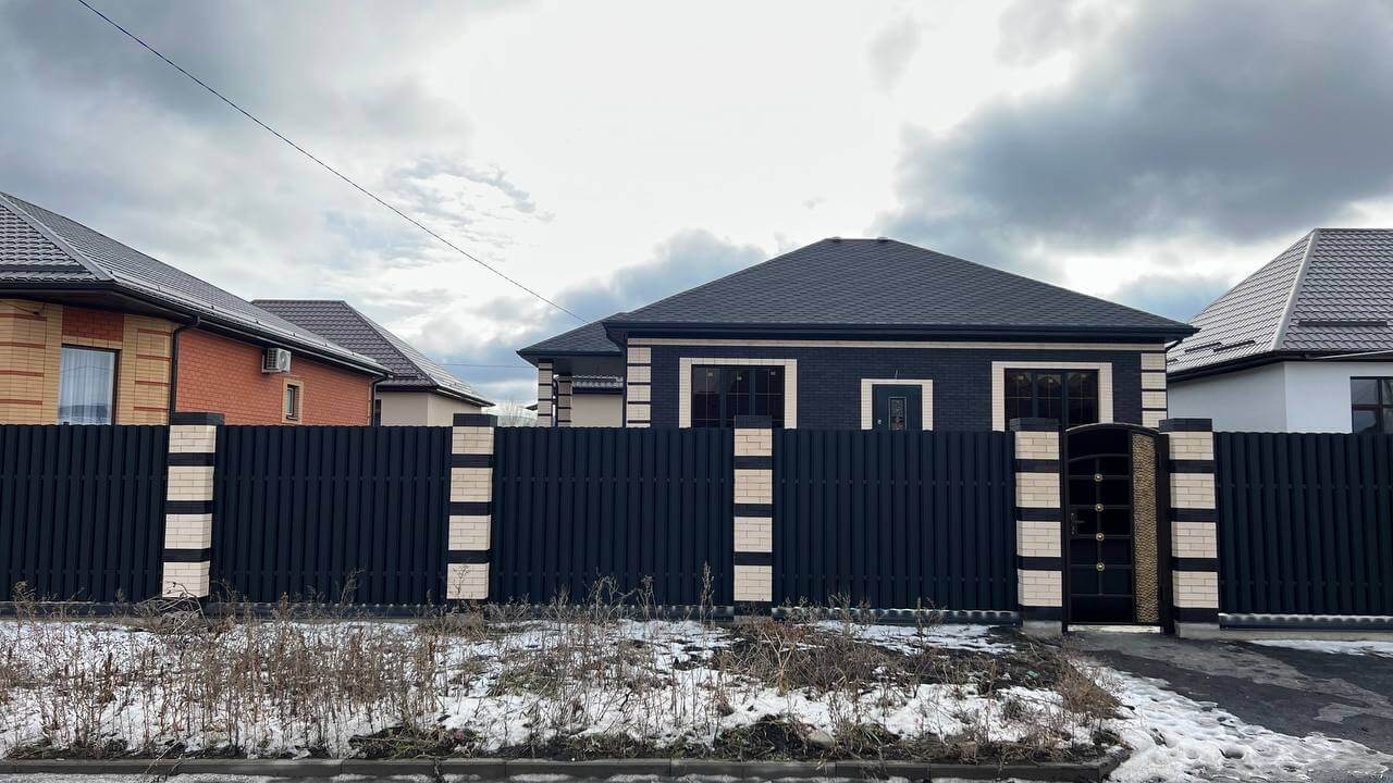 Забор из металлического штакетника RAL9005 Черный МАТТЕ фото 3 в Астрахани