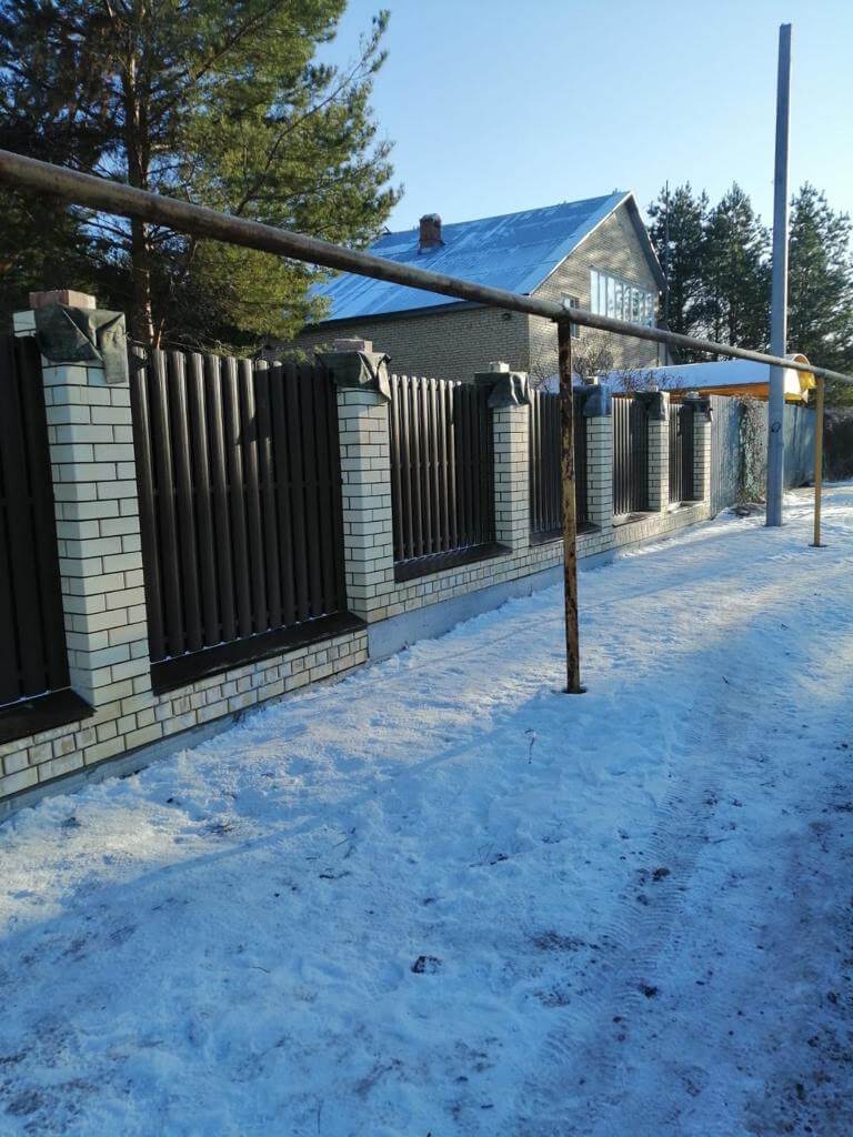 Забор из штакетника RAL8017 Шоколад в Астрахани