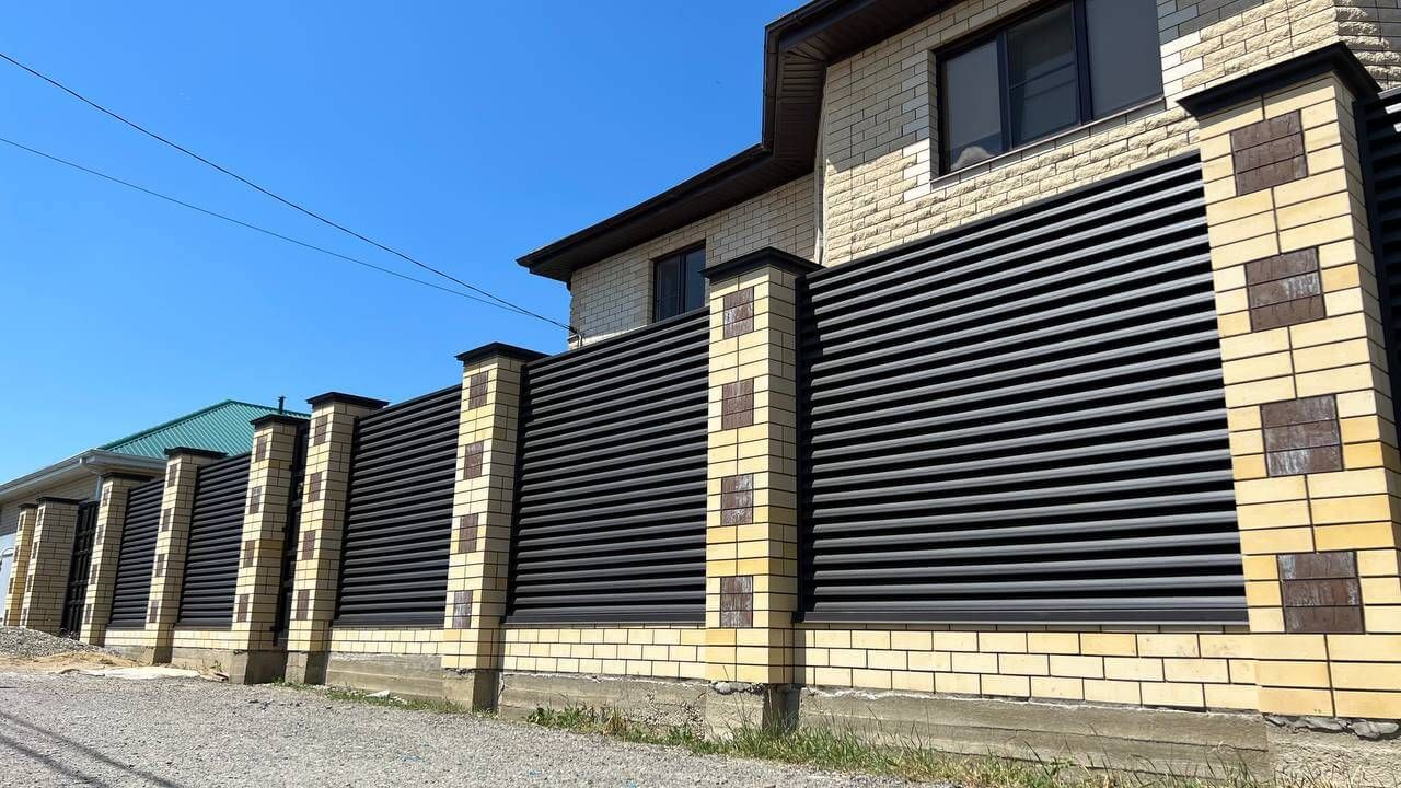 Забор-жалюзи 45м RAL8019 Темный Шоколад матовый в Астрахани