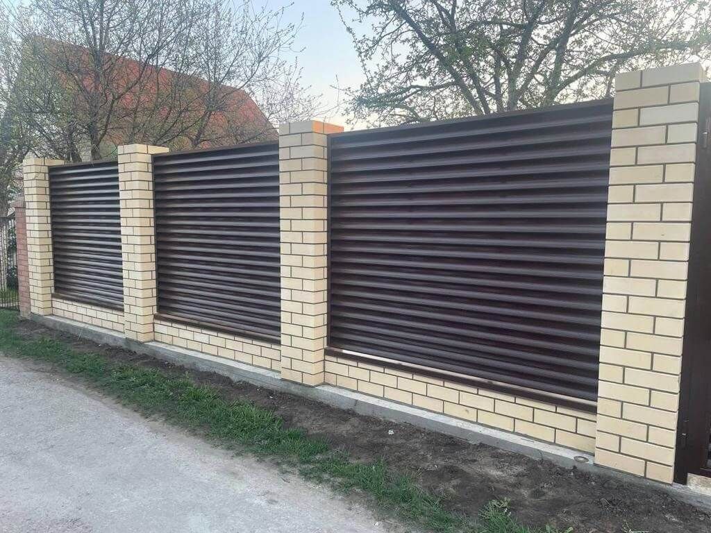 Забор c ламелями Еврожалюзи 23м RAL8017/8017 Шоколад 2-х сторонний фото 3 в Астрахани