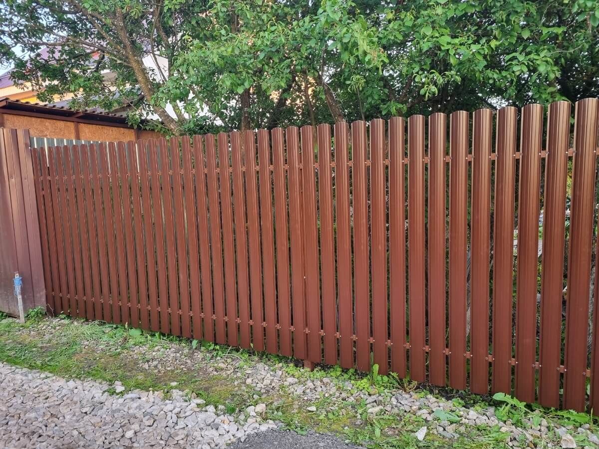 Забор из полукруглого штакетника 16м RAL8017/RAL8017 Шоколад 2-х сторонний в Астрахани