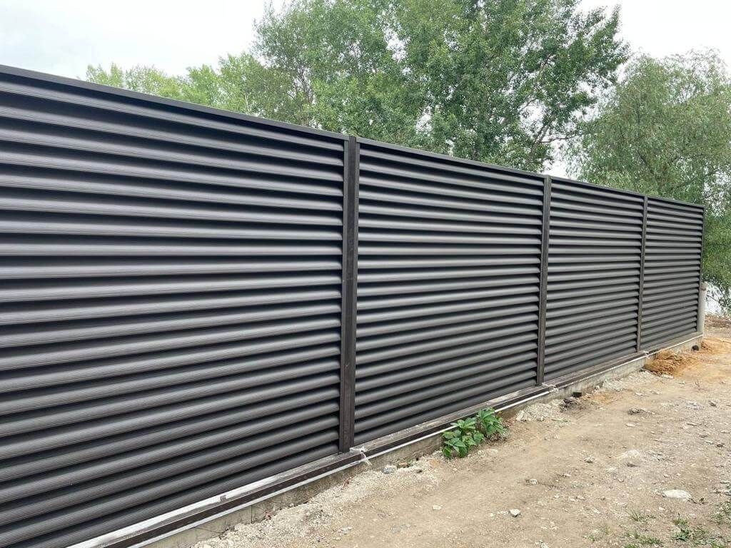 Забор-жалюзи с ламелями еврожалюзи 29м RAL8019/8019 Темный Шоколад МАТТЕ двухсторонний фото 2 в Астрахани