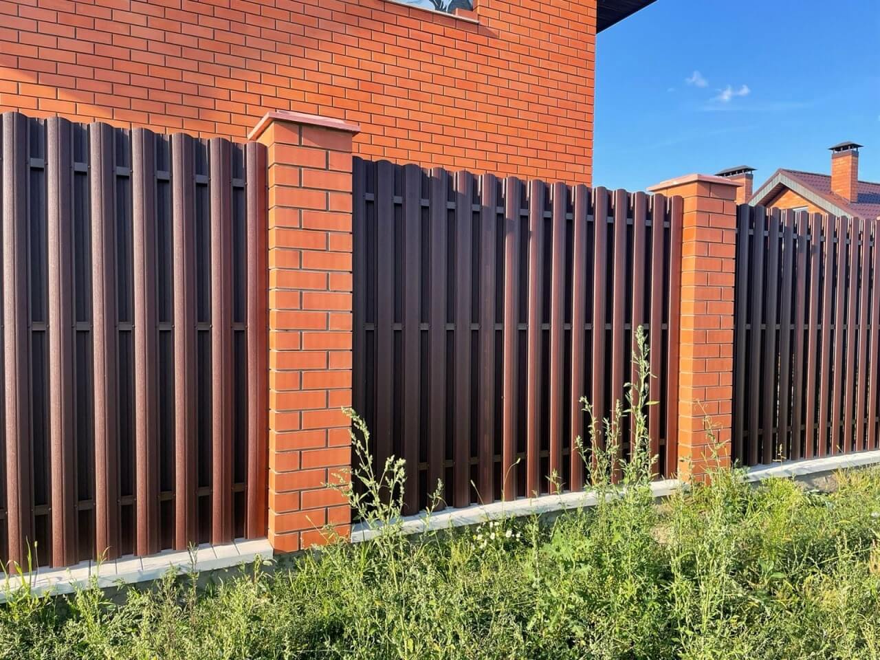 Забор из фигурного штакетника 23м RAL8017/8017 Шоколад двусторонний фото 3 в Астрахани