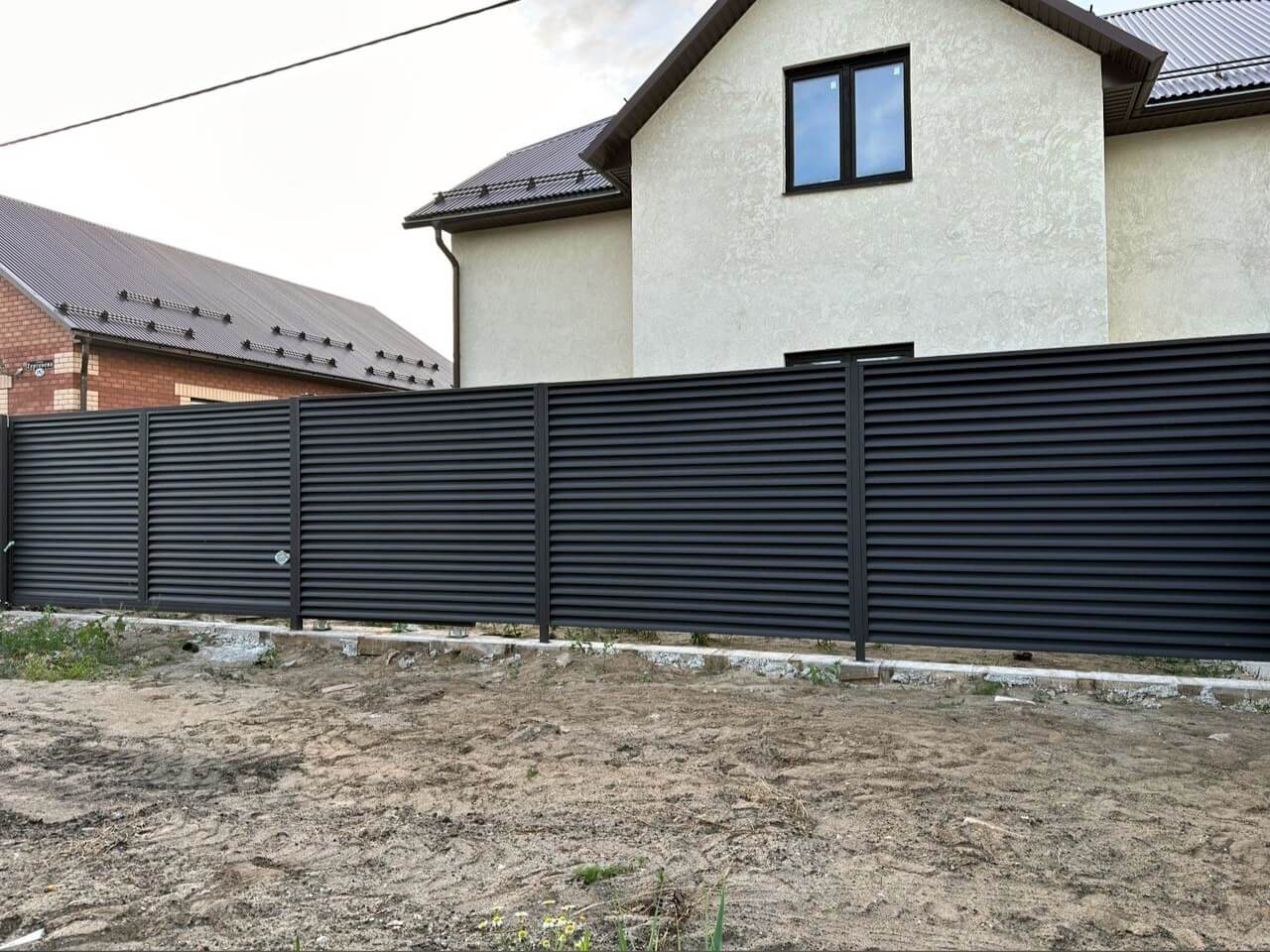 Забор с ламелями еврожалюзи 18м RAL8019/8019 Темный Шоколад МАТТЕ двусторонний фото 1 в Астрахани