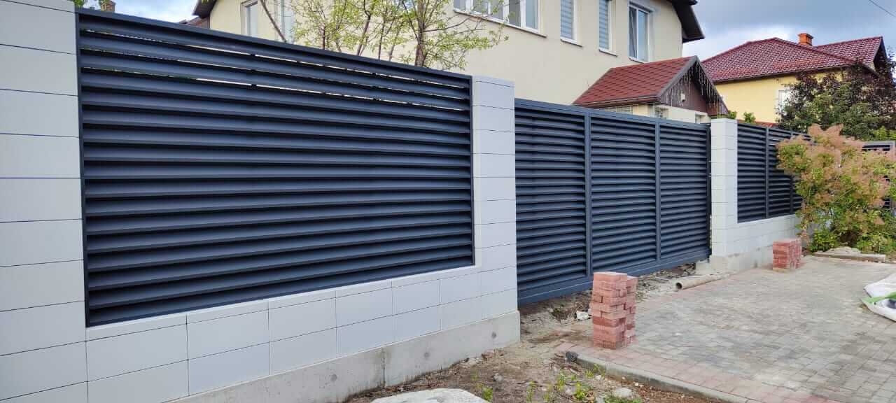 Забор-жалюзи из ламелей ЭКО-Z 17м RAL7024 Серый Графит фото 2 в Астрахани