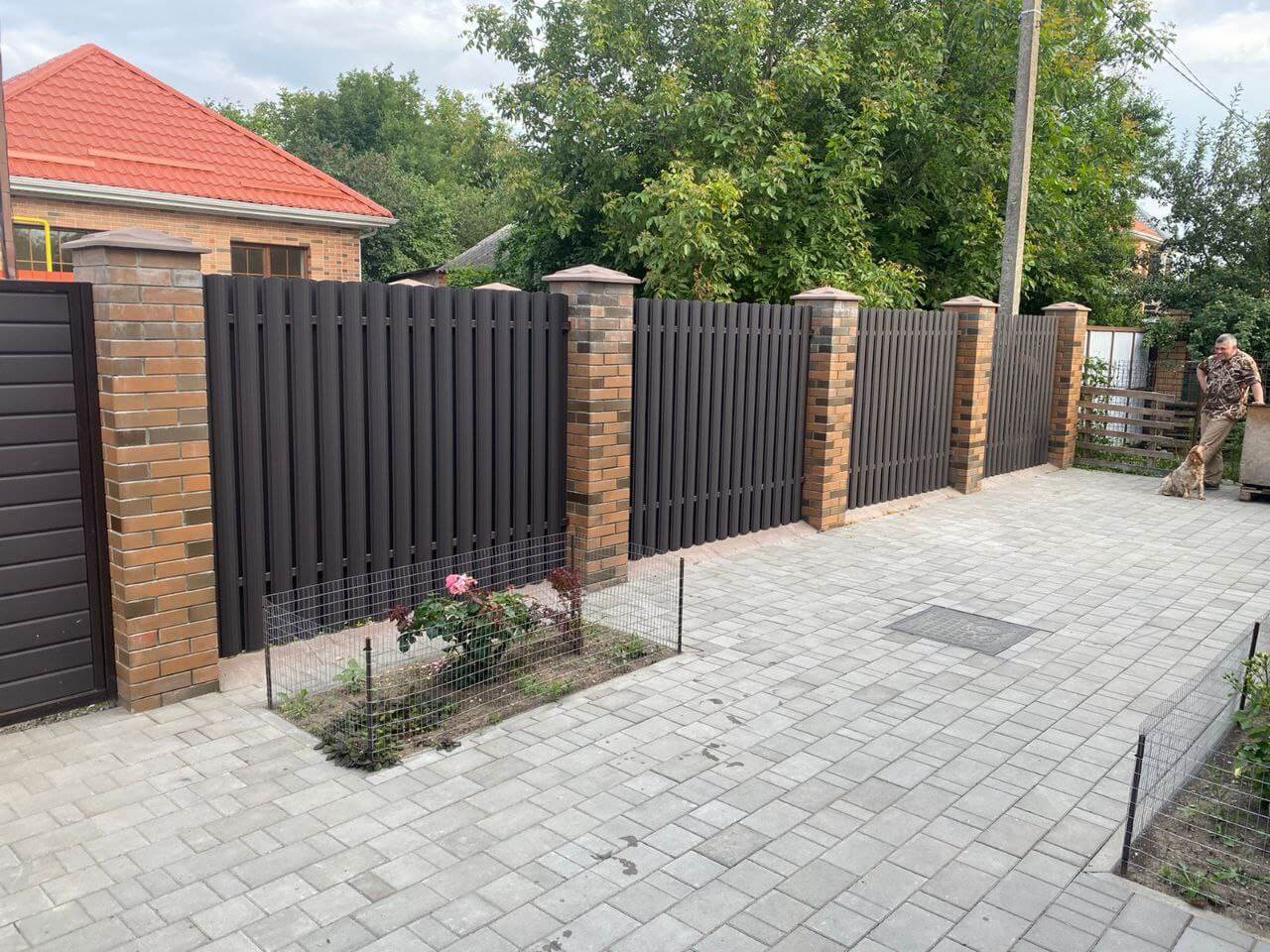 Забор из штакетника полукруглого 22м RAL8019 Темный Шоколад МАТТЕ фото 3 в Астрахани