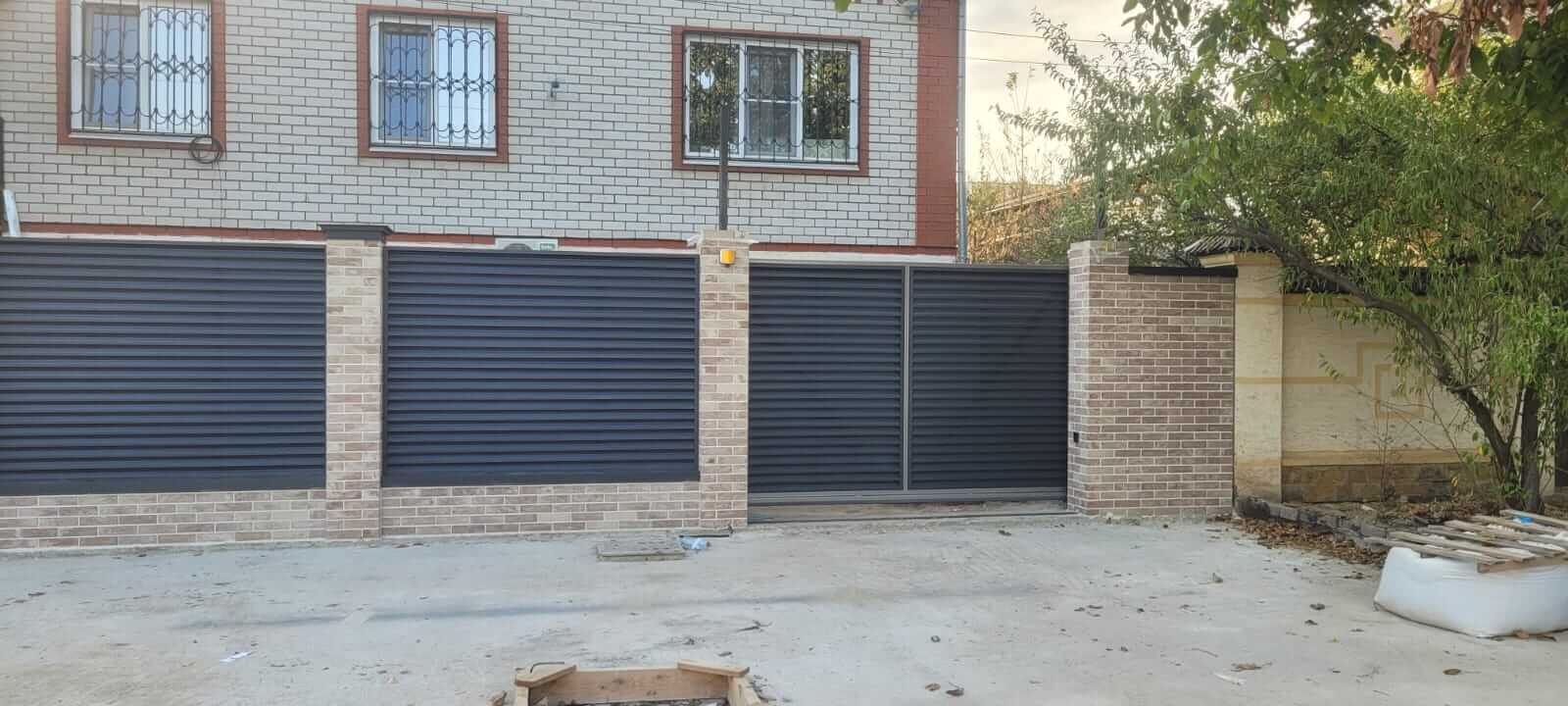 Забор-жалюзи с ламелями ЭКО-Z US усиленные 20м RAL7024/7024 Серый Графит двусторонний МАТТЕ фото 2 в Астрахани