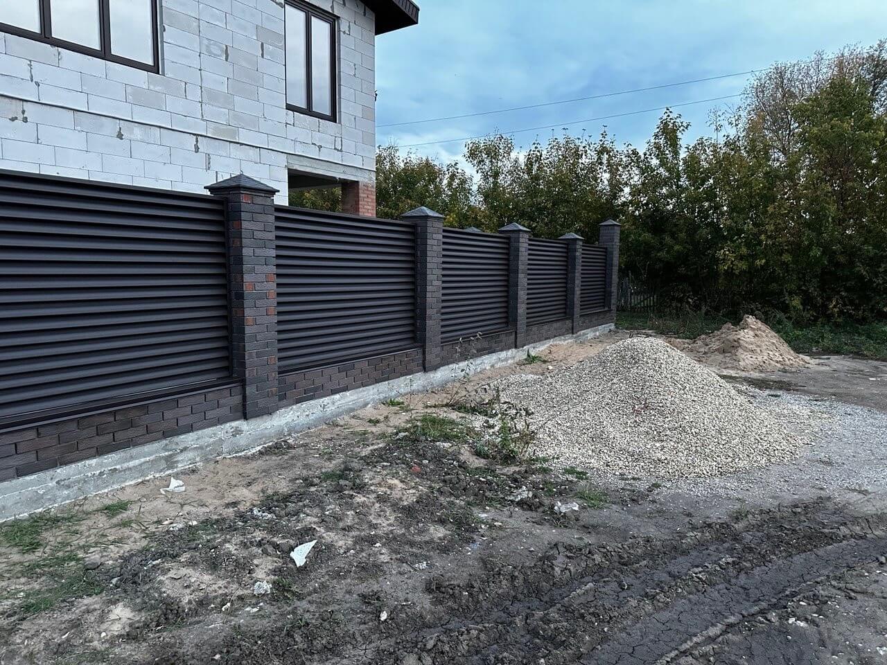 Забор из ламелей Еврожалюзи 38м RAL8019/8019 Темный Шоколад двусторонний MATTE фото 4 в Астрахани