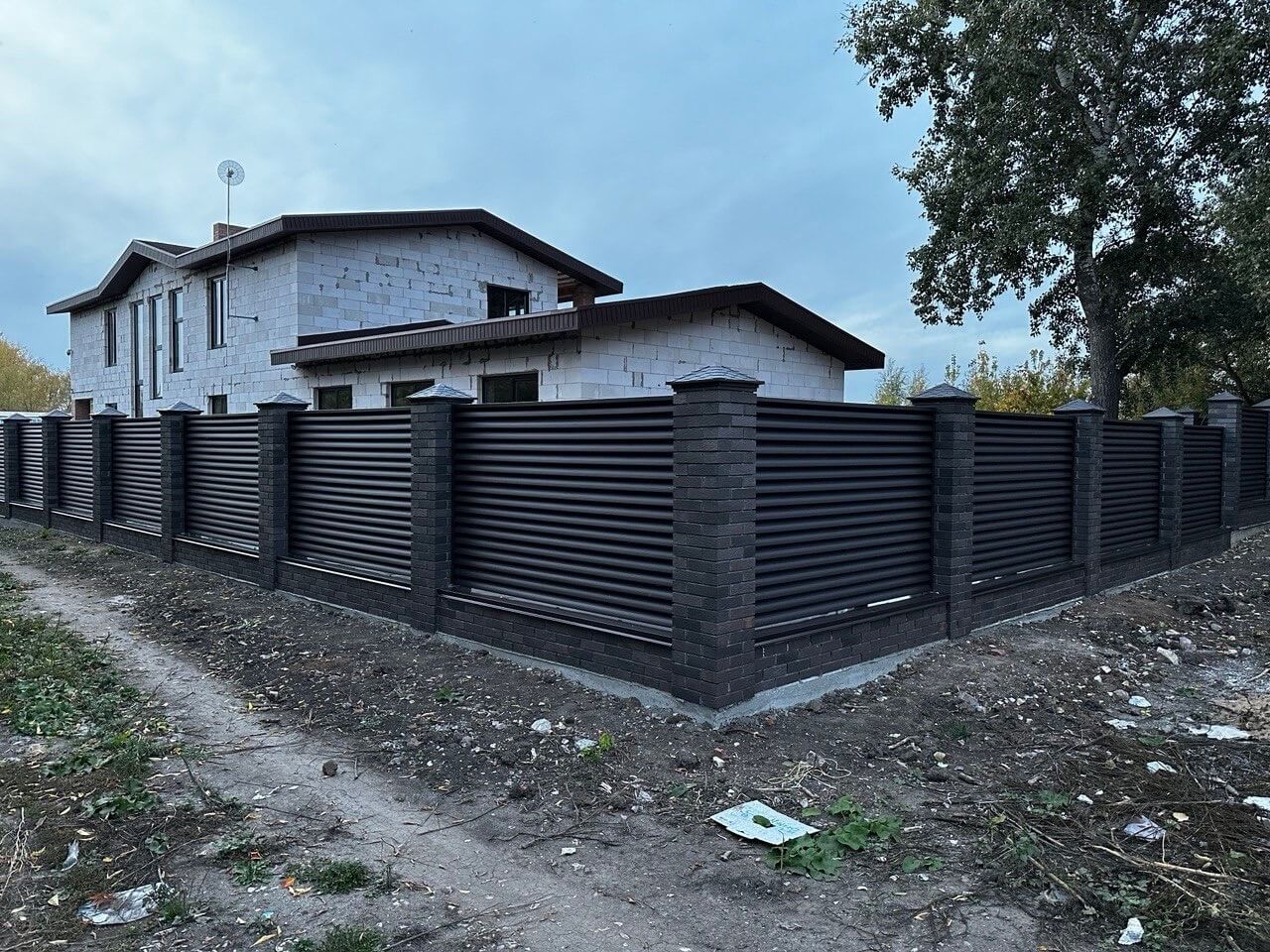 Забор из ламелей Еврожалюзи 38м RAL8019/8019 Темный Шоколад двусторонний MATTE фото 2 в Астрахани