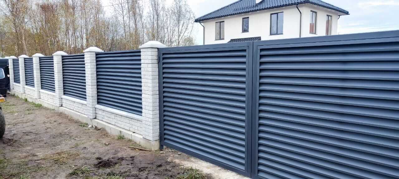 Забор-жалюзи из ламелей ЭКО-Z 32м RAL7024 Серый Графит МАТТЕ фото 5 в Астрахани
