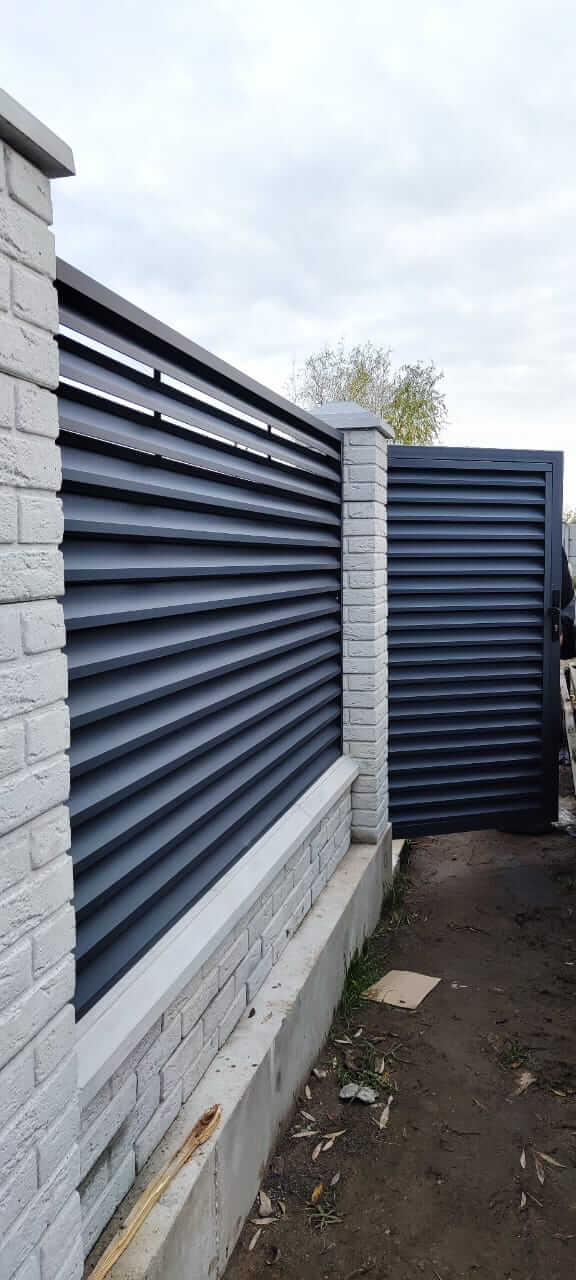 Забор-жалюзи из ламелей ЭКО-Z 32м RAL7024 Серый Графит МАТТЕ фото 4 в Астрахани