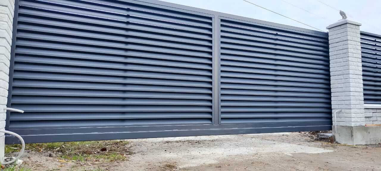 Забор-жалюзи из ламелей ЭКО-Z 32м RAL7024 Серый Графит МАТТЕ фото 3 в Астрахани