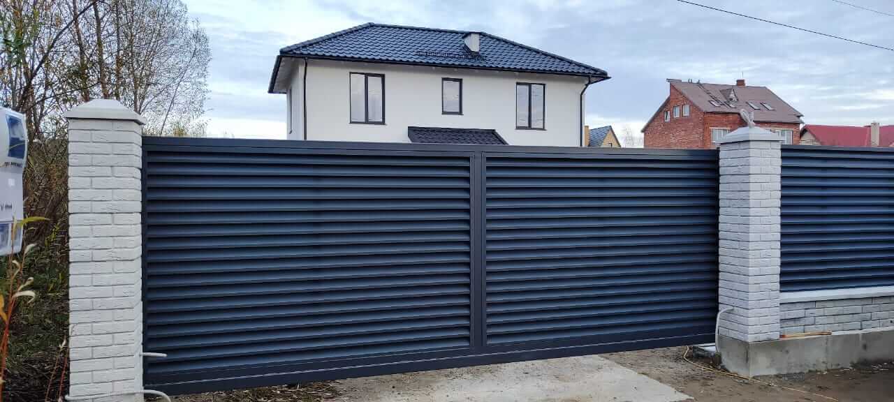 Забор-жалюзи из ламелей ЭКО-Z 32м RAL7024 Серый Графит МАТТЕ фото 2 в Астрахани