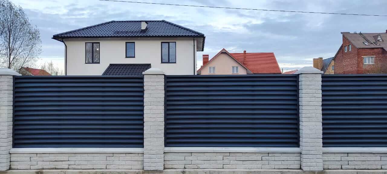 Забор-жалюзи из ламелей ЭКО-Z 32м RAL7024 Серый Графит МАТТЕ в Астрахани