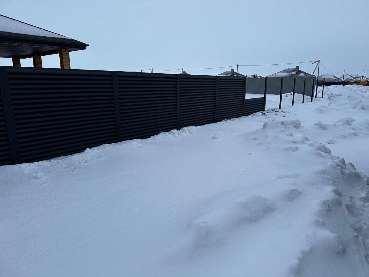 Забор-жалюзи из ламелей еврожалюзи 57м RAL7024 Серый Графит МАТТЕ фото 6 в Астрахани