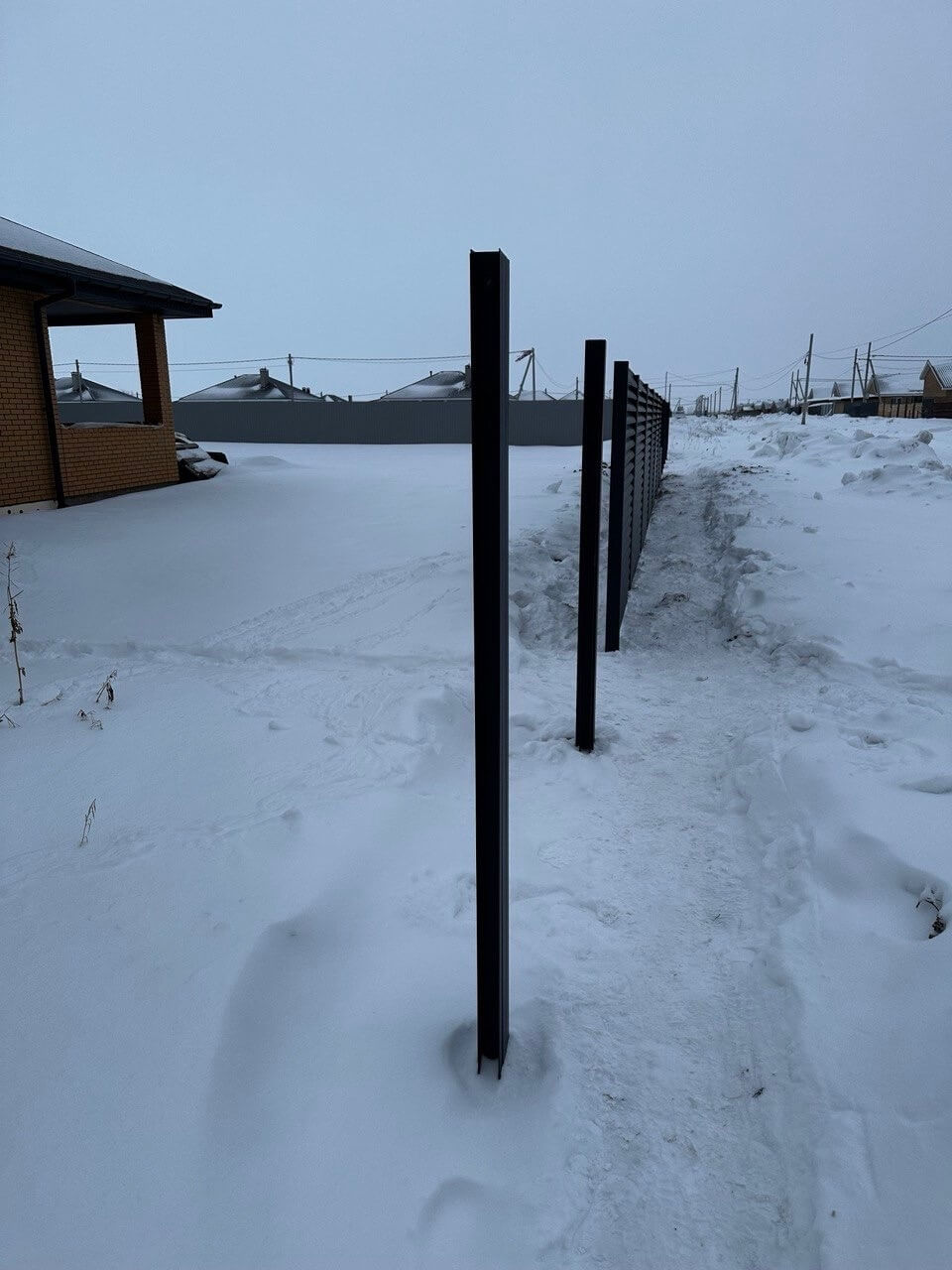 Забор-жалюзи из ламелей еврожалюзи 57м RAL7024 Серый Графит МАТТЕ фото 5 в Астрахани