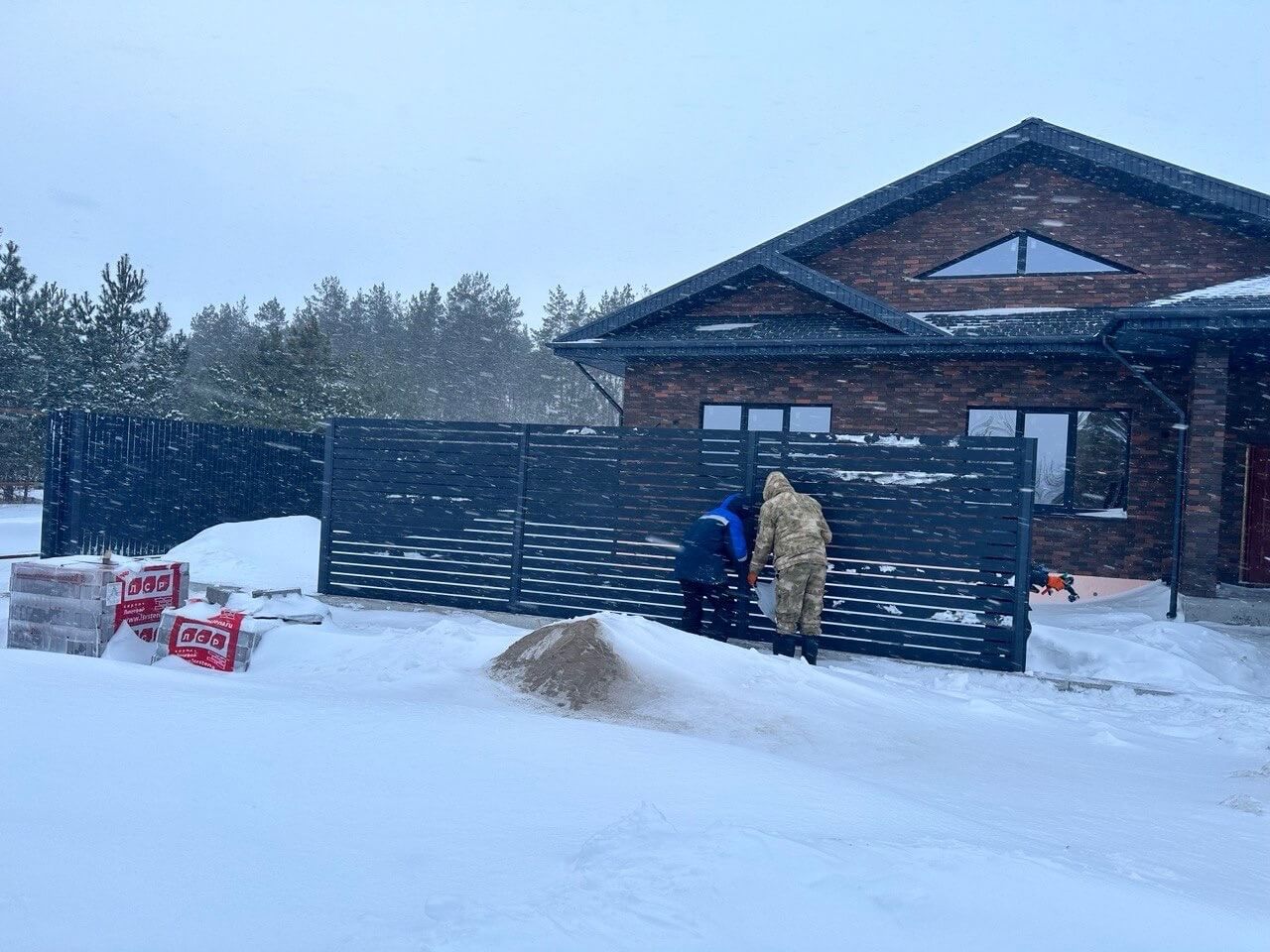 Забор-ранчо из металлопланкена 26м RAL7024 Серый Графит МАТТЕ фото 1 в Астрахани
