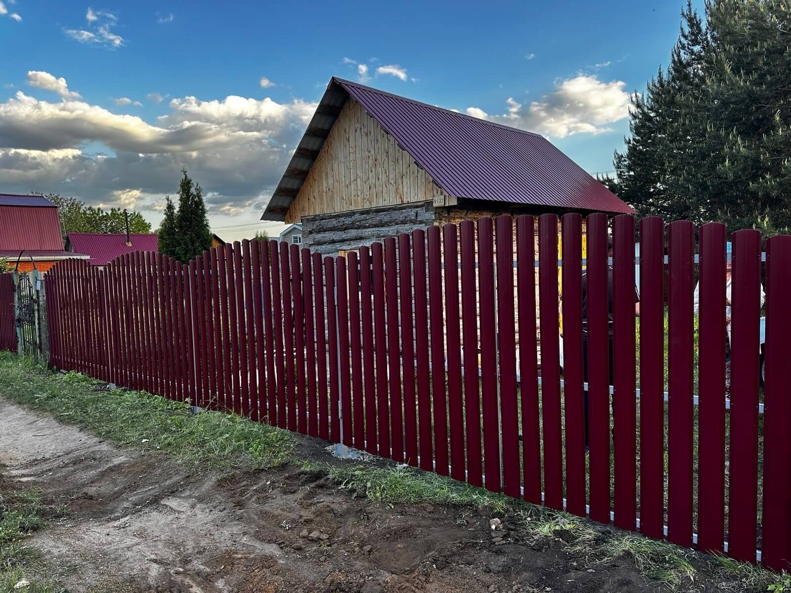 Забор из евроштакетника 28м RAL3005 Красное Вино фото 2 в Астрахани