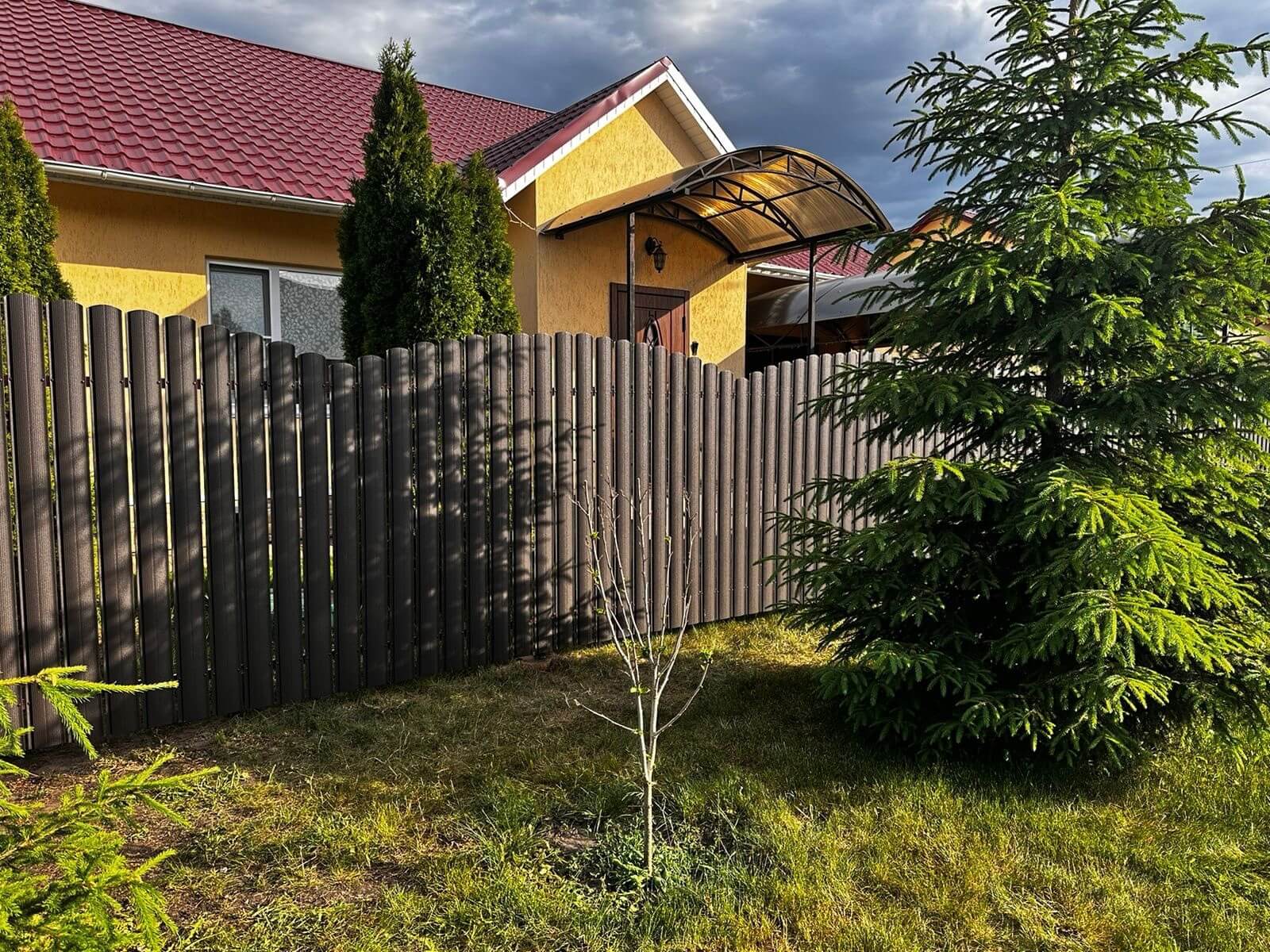 Забор из евроштакетника 37м RAL8019 Темный Шоколад МАТТЕ фото 4 в Астрахани