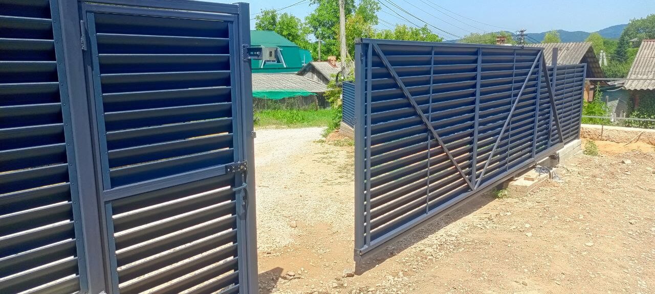 Забор-жалюзи из ламелей Еврожалюзи 53м RAL7024 Серый Графит МАТТЕ фото 16 в Астрахани