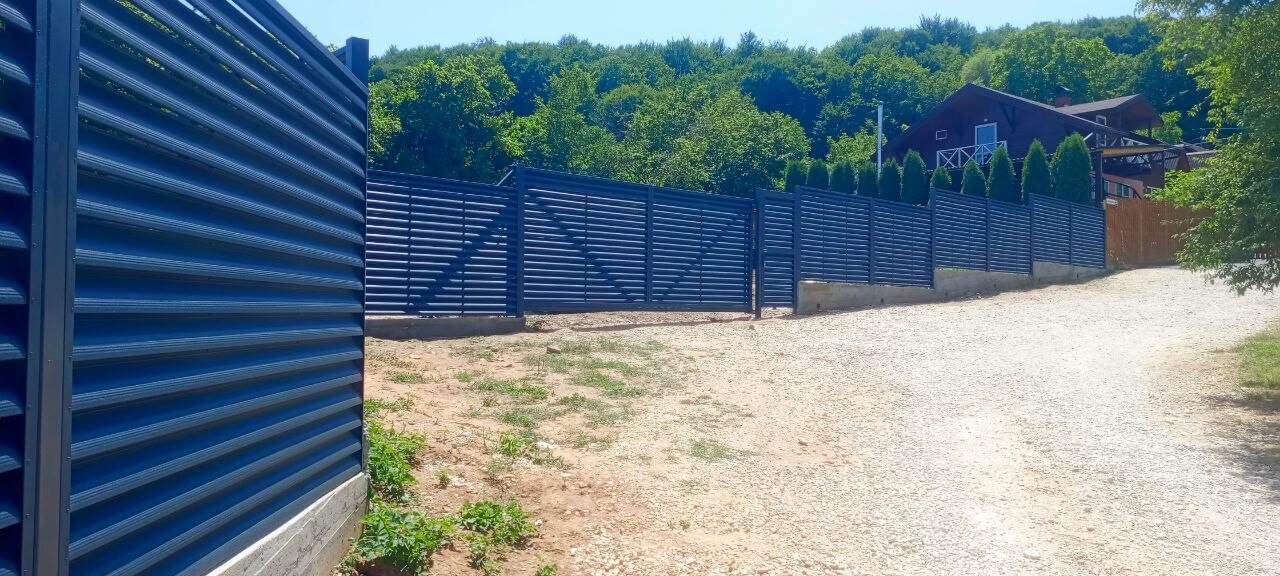Забор-жалюзи из ламелей Еврожалюзи 53м RAL7024 Серый Графит МАТТЕ фото 8 в Астрахани