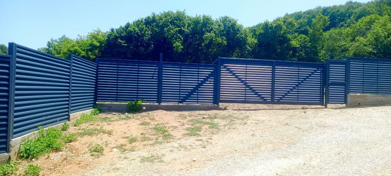 Забор-жалюзи из ламелей Еврожалюзи 53м RAL7024 Серый Графит МАТТЕ фото 7 в Астрахани