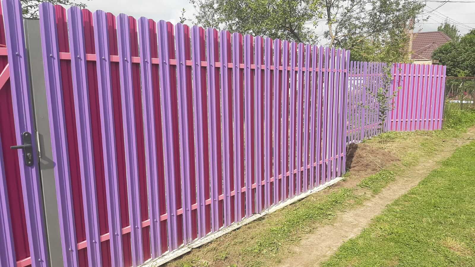 Двухцветный забор из евроштакетника 44м RAL4005 Сиреневый, RAL4006 Пурпурный фото 4 в Астрахани
