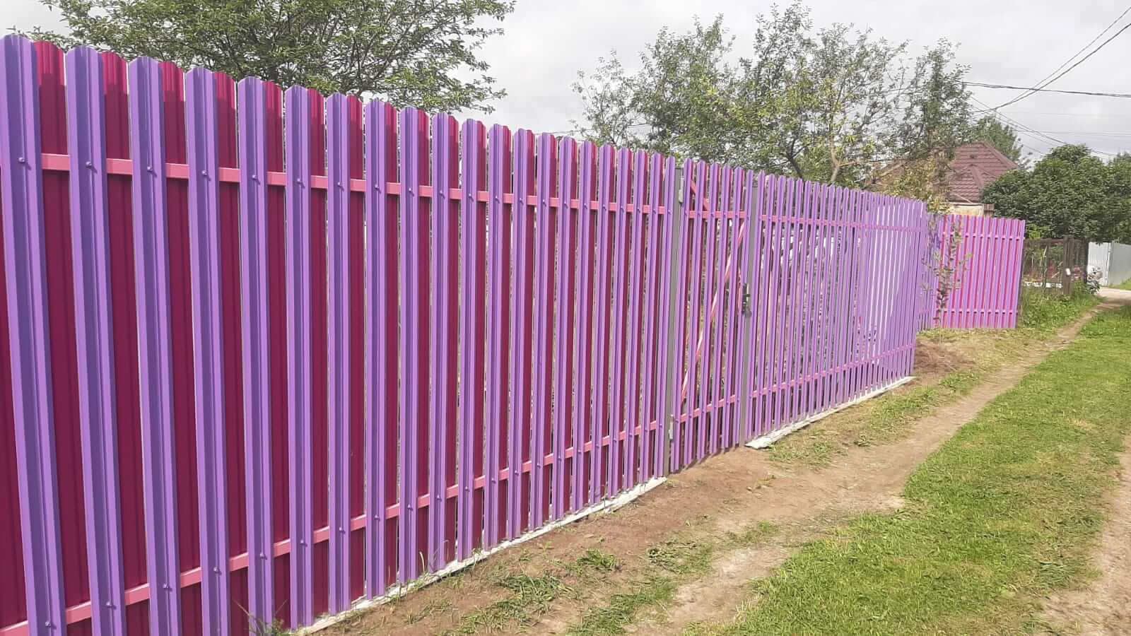 Двухцветный забор из евроштакетника 44м RAL4005 Сиреневый, RAL4006 Пурпурный фото 3 в Астрахани