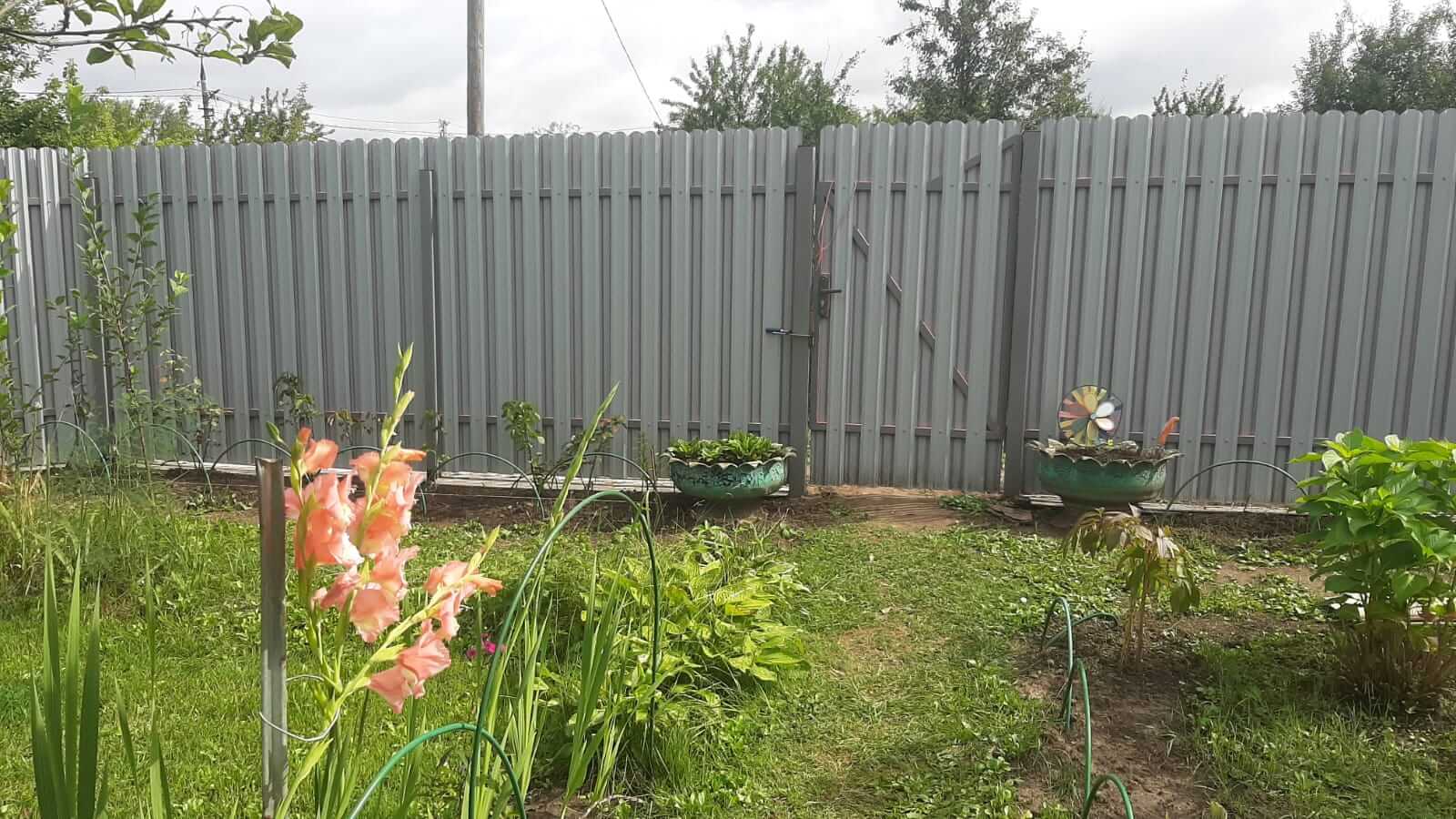 Двухцветный забор из евроштакетника 44м RAL4005 Сиреневый, RAL4006 Пурпурный фото 1 в Астрахани