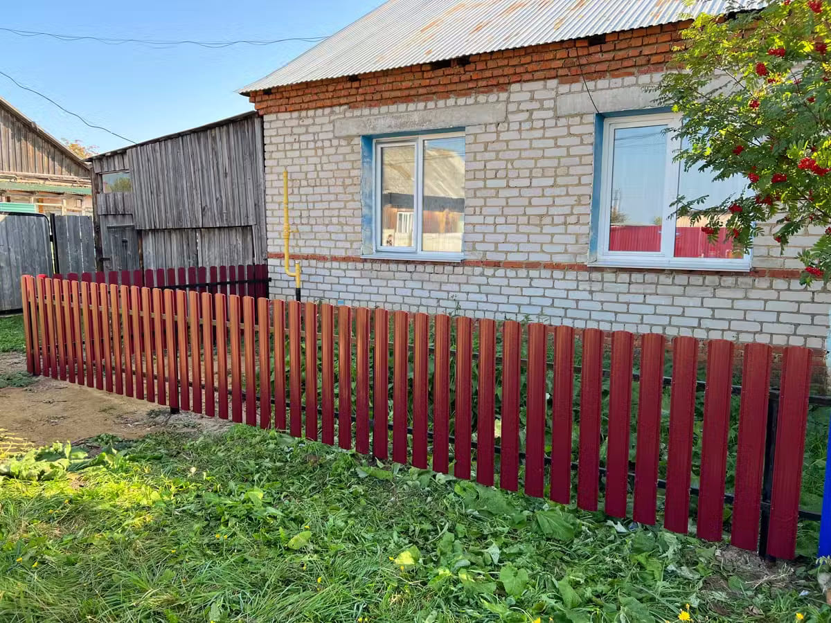 Забор из евроштакетника 9м RAL3005/3005 Красное Вино двусторонний в Астрахани