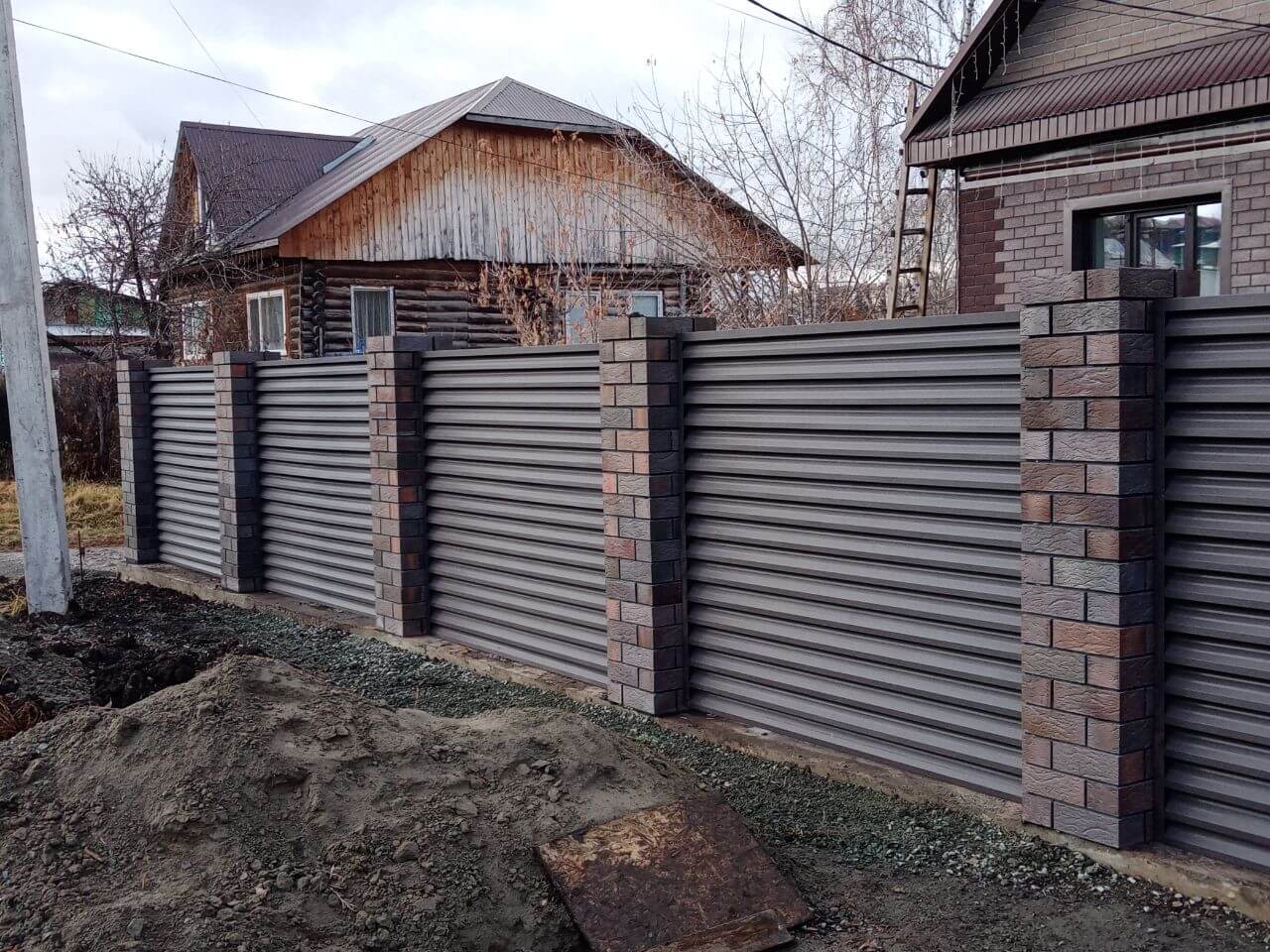 Забор-жалюзи из ламелей ЭКО-Z-US (усиленные) 30м RAL8019/8019 Темный Шоколад двусторонний МАТТЕ в Астрахани
