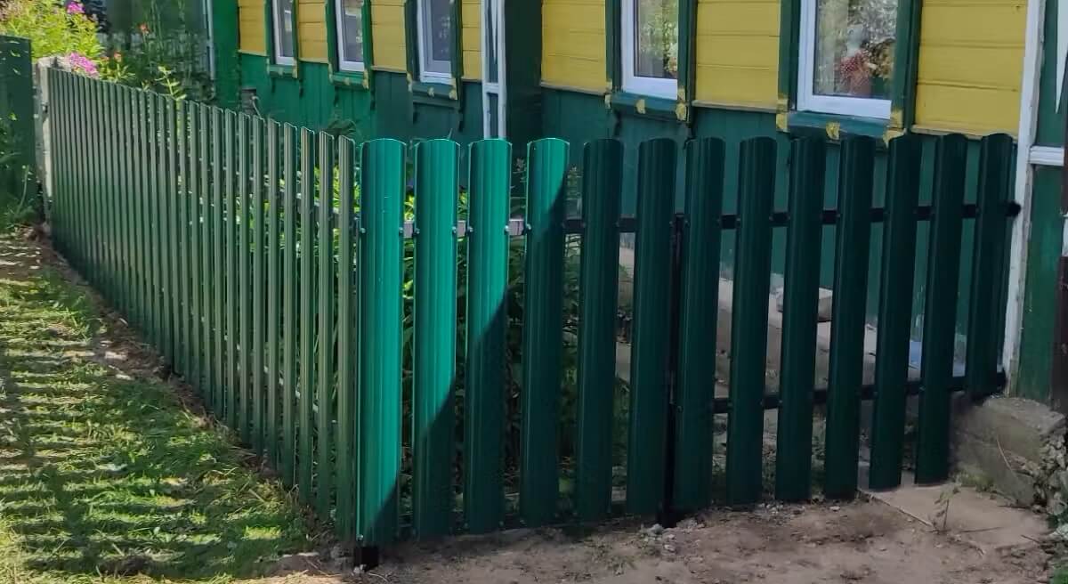 Заборчик из Евроштакетника 8м RAL6005/6005 Зеленый Мох двусторонний в Астрахани