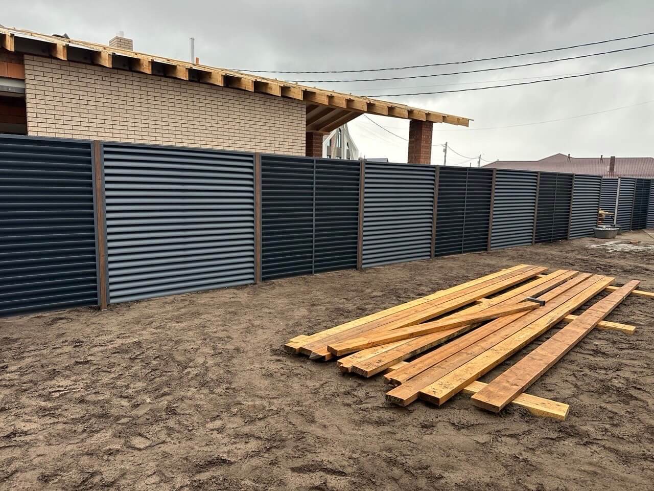 Забор из ламелей еврожалюзи 160м RAL7024/7024 Серый Графит двусторонний МАТТЕ фото 6 в Астрахани