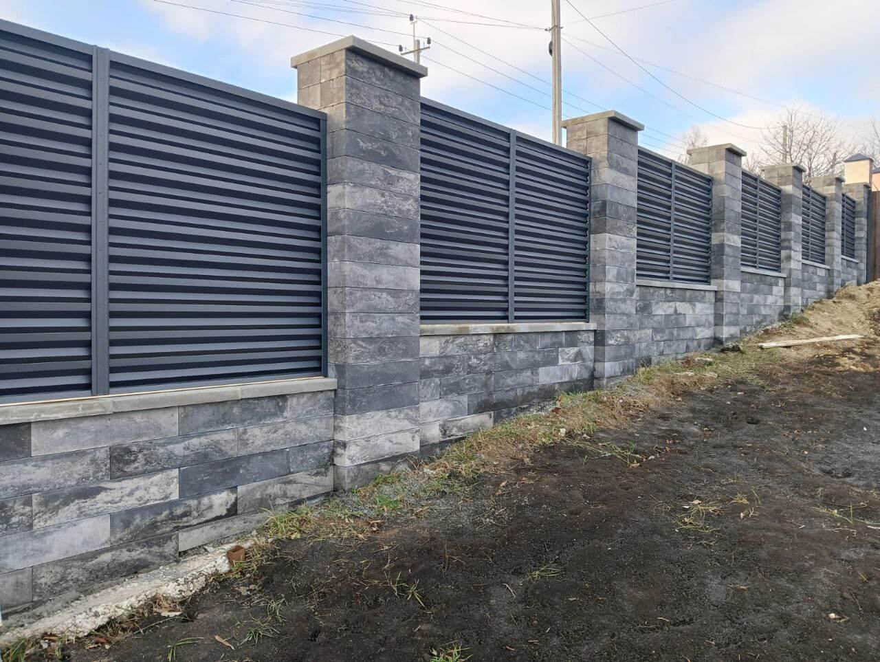 Забор-жалюзи из ламелей Елочка 72м RAL7024/7024 Серый Графит двусторонний МАТТЕ фото 4 в Астрахани