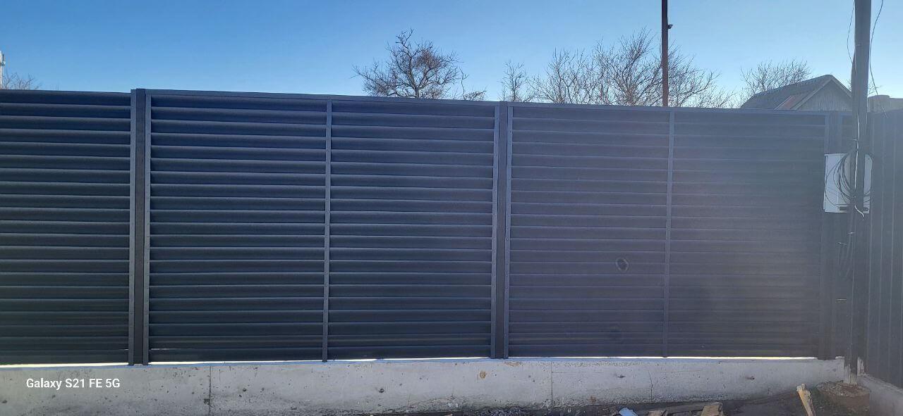 Забор из ламелей еврожалюзи 30м RAL7024/7024 Серый Графит двусторонний фото 6 в Астрахани