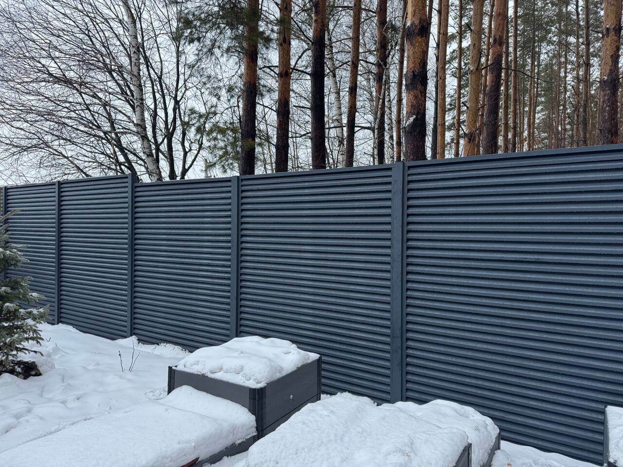Забор-жалюзи из ламелей ЭКО-Z-US 54м RAL7024/7024 Серый Графит двусторонний МАТТЕ фото 3 в Астрахани
