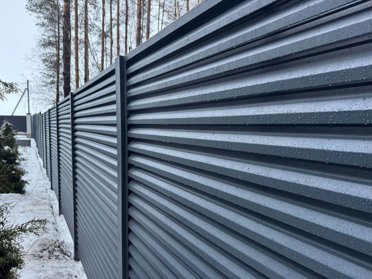 Забор-жалюзи из ламелей ЭКО-Z-US 54м RAL7024/7024 Серый Графит двусторонний МАТТЕ фото 2 в Астрахани
