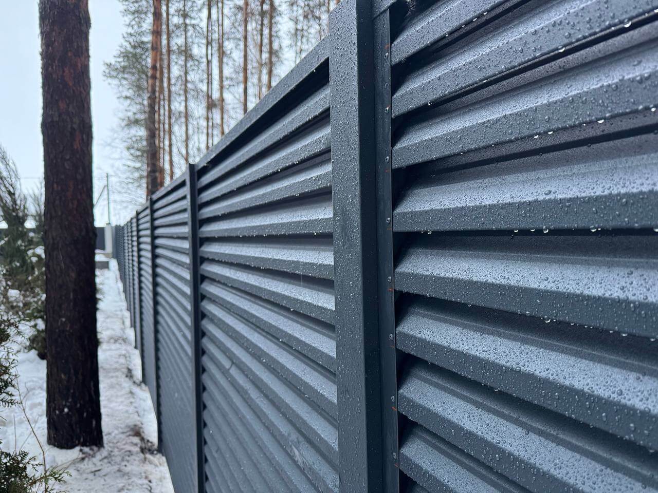 Забор-жалюзи из ламелей ЭКО-Z-US 54м RAL7024/7024 Серый Графит двусторонний МАТТЕ фото 1 в Астрахани