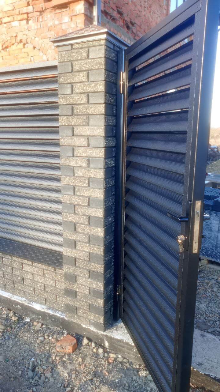 Забор-жалюзи из ламелей Еврожалюзи 24м RAL9005 Черный МАТТЕ фото 6 в Астрахани