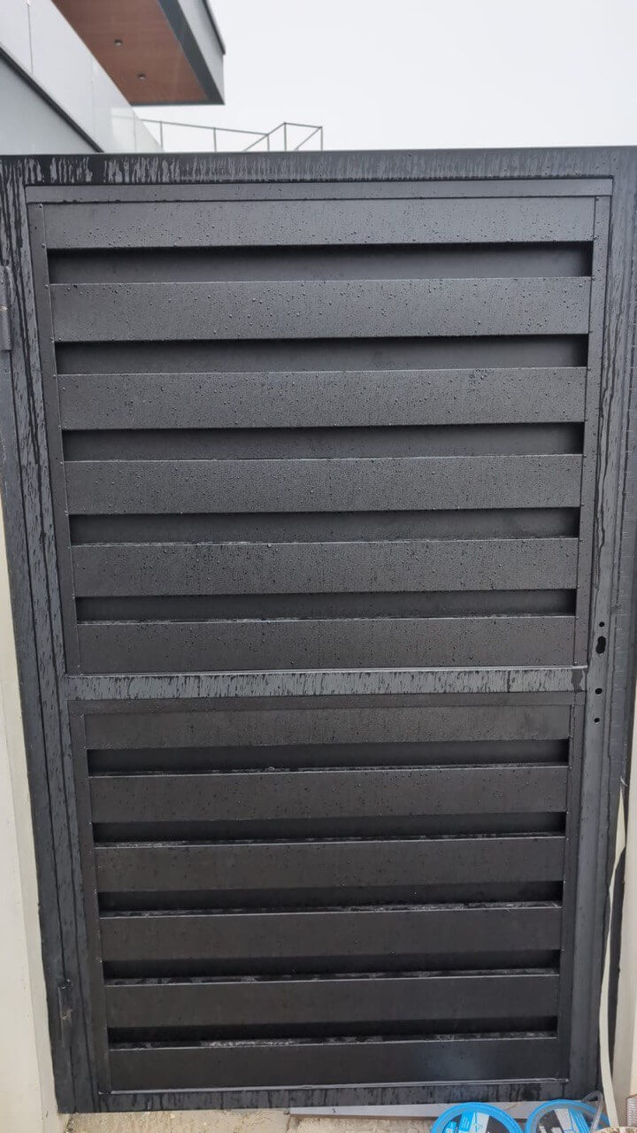 Откатные ворота с калиткой из металлопланкена RAL9005/9005 Черный двусторонний МАТТЕ фото 3 в Астрахани