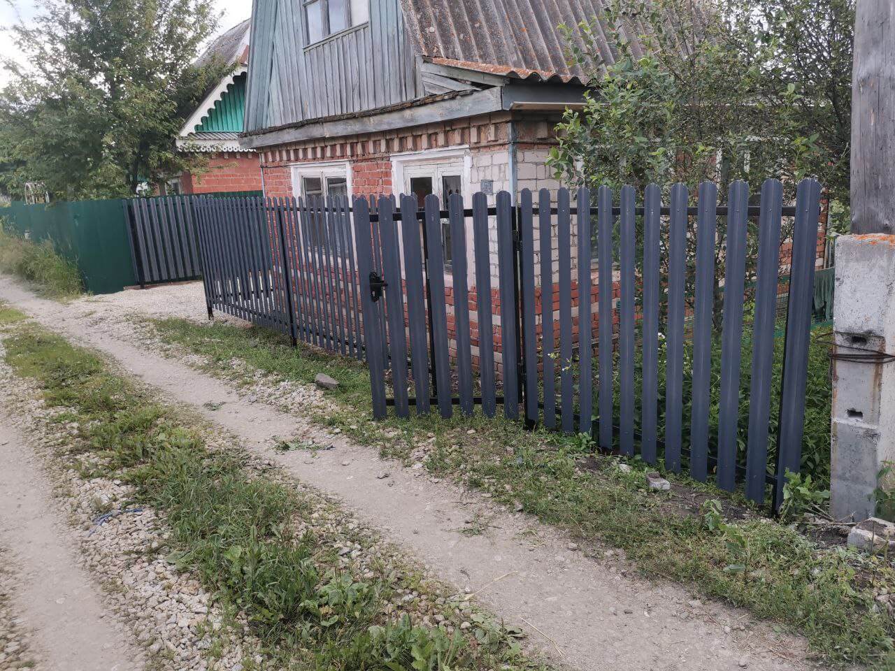 Забор из евроштакетника 7м RAL7024/7024 Серый Графит двусторонний фото 3 в Астрахани