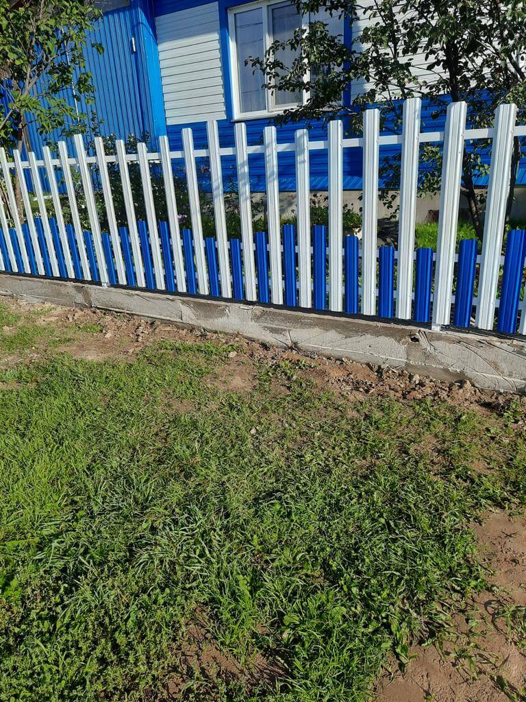 Забор из евроштакетника 14м RAL9003 Белый, RAL5005 Синий Сигнал фото 1 в Астрахани