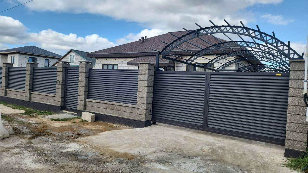 Забор-жалюзи из ламелей Реснички 27м RAL8019/8019 Темный Шоколад двусторонний МАТТЕ фото 2 в Астрахани
