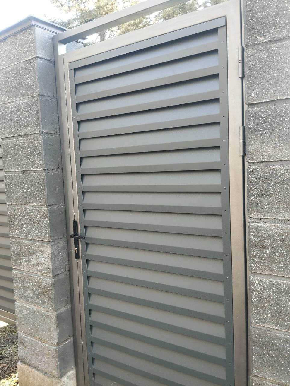 Откатные ворота с калиткой из ламелей Реснички RAL7024/7024 Серый Графит двусторонний МАТТЕ фото 2 в Астрахани