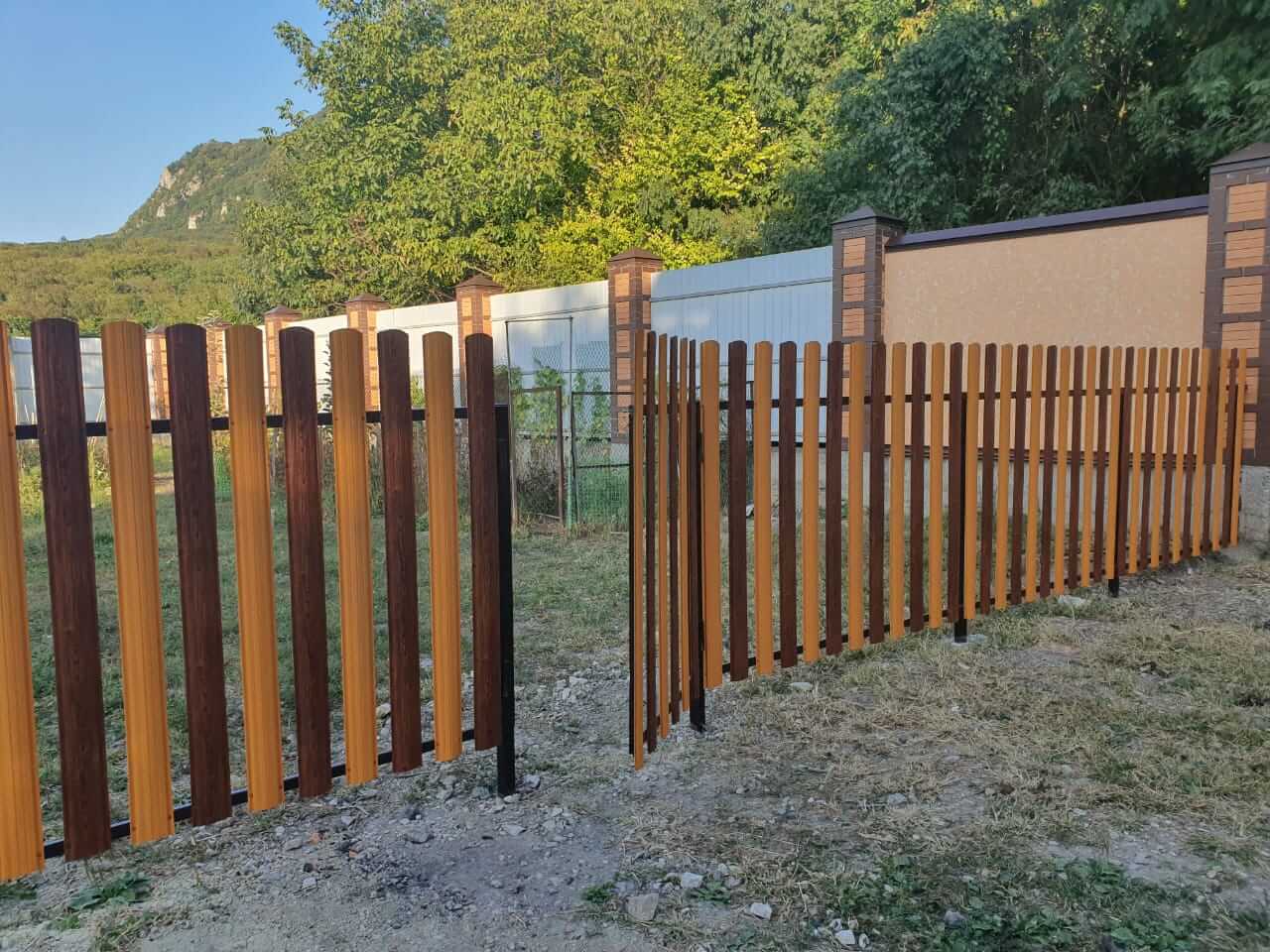 Забор из евроштакетника 10м в двух цветах: Тик + Темное Дерево Printech фото 1 в Астрахани