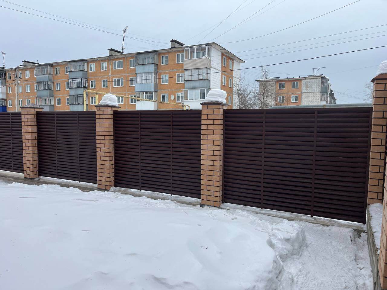 Забор-жалюзи из ламелей ЭКО-Z 87м RAL8017/8017 Шоколад двусторонний МАТТЕ фото 17 в Астрахани